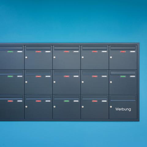 Briefklastenanlage-mit-bluaer-Wand